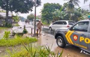 Polsek Padaherang dan Warga Bersinergi Atasi Genangan Air di Jalan Raya Padaherang