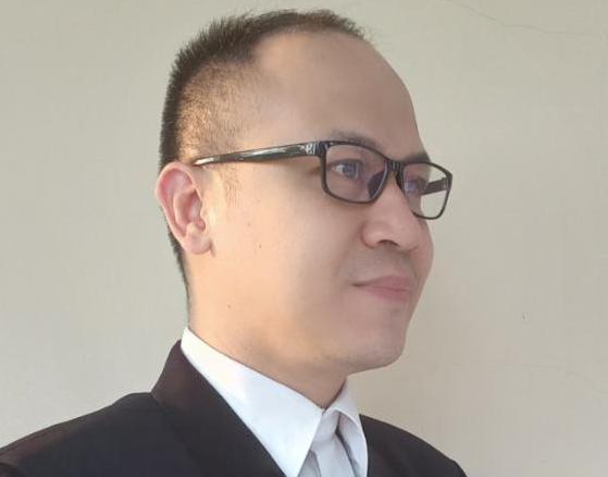 Teori dan Praktik (2023) Menguraikan “Trikotomi Analisis Semiotik”