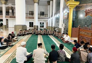 Di Bulan Ramadhan, Kapolres Musi Rawas Ajak Personel Salat Taraweh Keliling dan Tadarusan