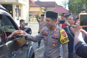 Kapolres Musi Rawas Bersama Puluhan Rekan Media Bagi Takjil di Bulan Ramadhan