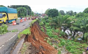Longsor di Kelurahan Pasar Muara Beliti, Kapolres Musi Rawas : Kendaraan Kapasitas Besar Dialihkan Simpang Semambang Menuju Desa Q2 Wonorejo dan Via Lahat