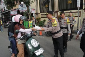 Kapolres Lubuk Linggau Didampingi Ketua Bhayangkari Cabang Lubuk Linggau, Ny. Vany Adithia, Bagikan Takjil Gratis Kepada Pengguna Jalan