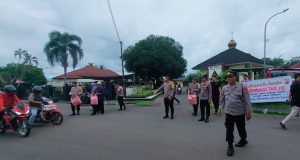 Kapolres Lubuk Linggau Bagikan Takjil Kepada Masyarakat