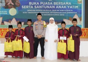 Peringati Nuzulul Quran, Kapolres Musi Rawas dan Ketua Bhayangkari Berikan Santunan Anak Yatim dan Buka Puasa Bersama
