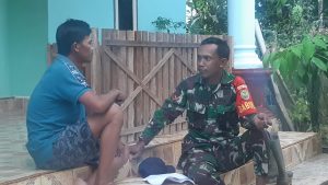 Babinsa Kelurahan Air Temam Laksanakan Komsos Dengan Warga