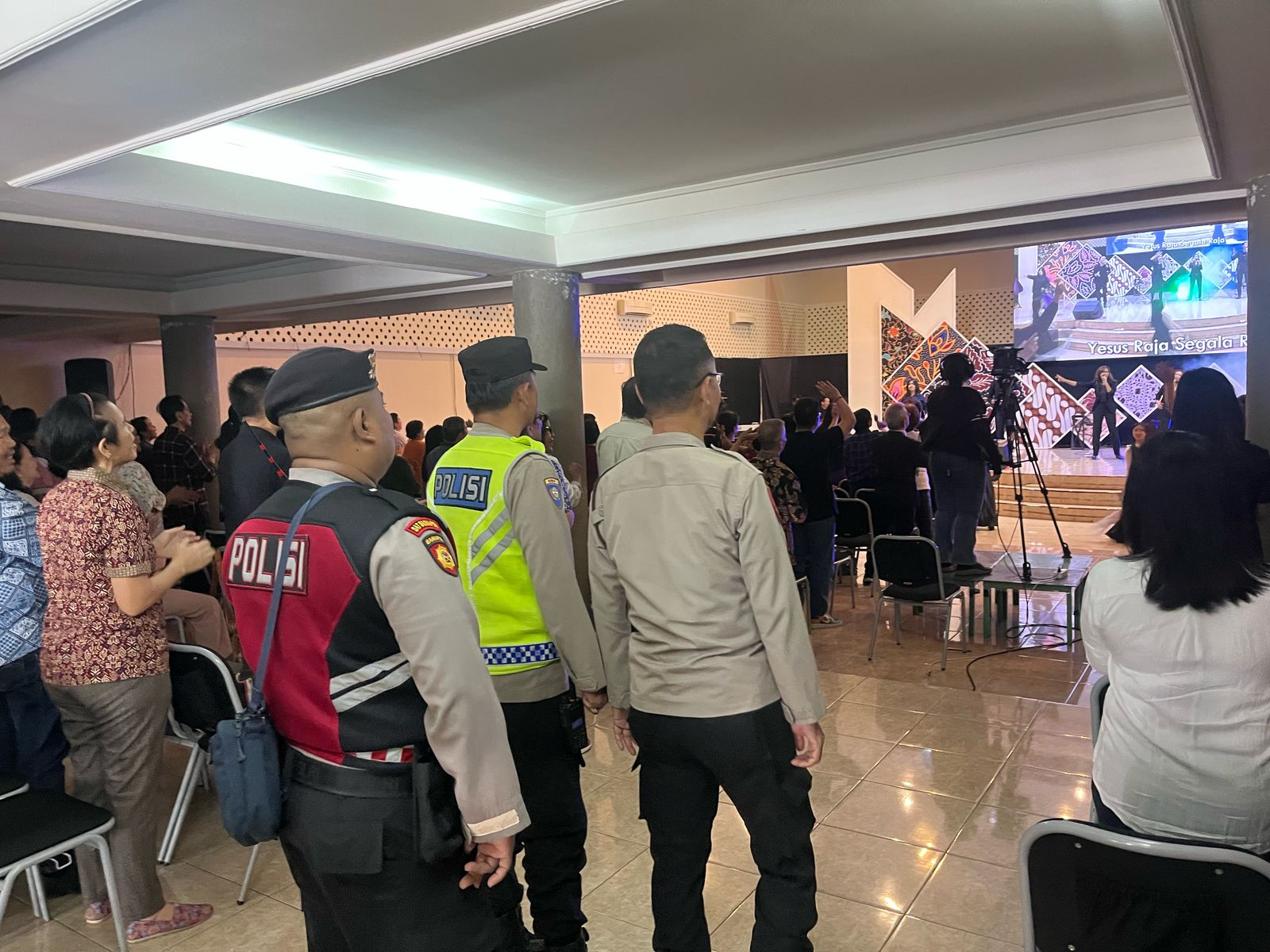 Polres Linggau Kerahkan Personelnya Untuk Pengamanan ibadah Umat Kristiani di Sejumlah Gereja