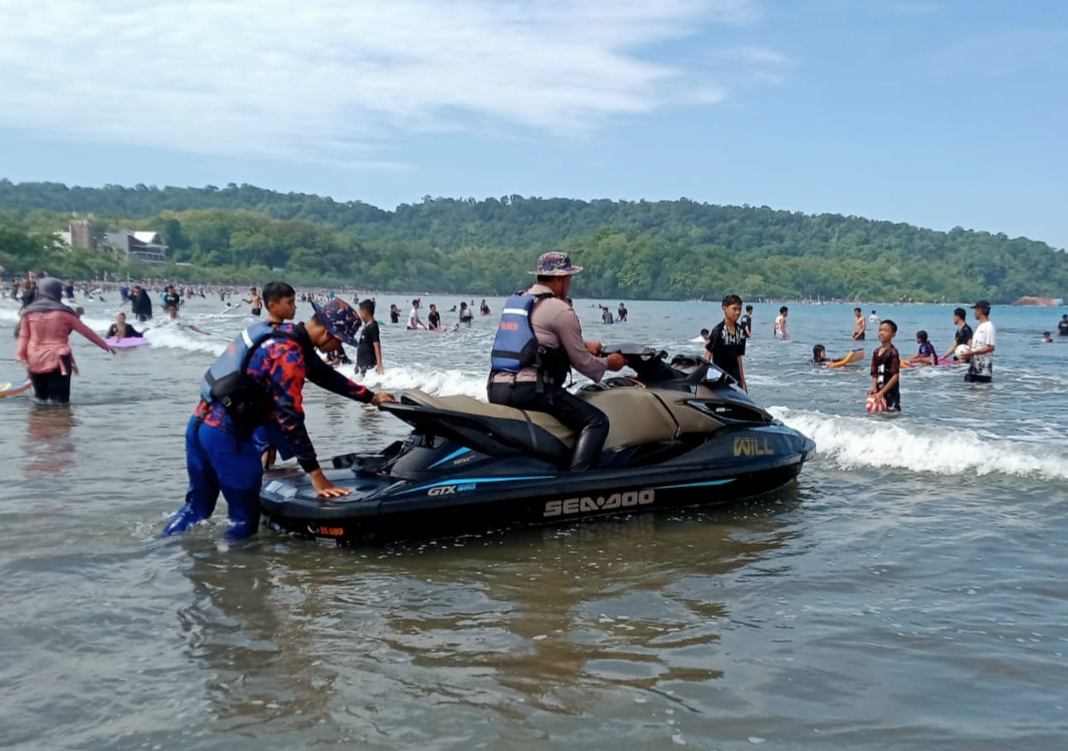 Kasat Polairud Polres Pangandaran Pimpin Himbauan Keselamatan Wisatawan dengan Zet Sky