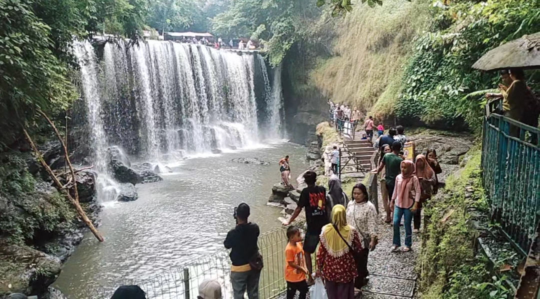 Libur Lebaran, Air Terjun Temam Ramai Dikunjungi Para Wisatawan