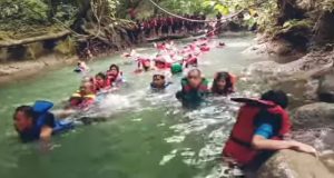 Keseruan Wisatawan Nikmati Body Rafting di Citumang, Pangandaran
