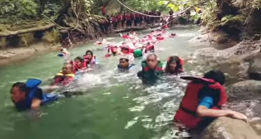 Keseruan Wisatawan Nikmati Body Rafting di Citumang, Pangandaran