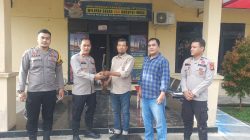 Sadar Hukum, Kades G1 Mataram dan Ketua BPD Lubuk Rumbai Serahkan Sepucuk Senpira ke Polsek Muara Kelingi