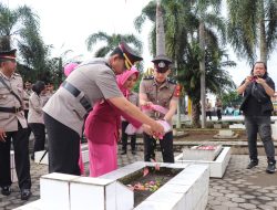 Bentuk Penghormatan Jasa Pahlawan, Polres Musi Rawas Gelar Upacara Ziarah Makam Pahlawan di Hari Bhayangkara ke-79
