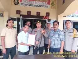 Dukung Operasi Senpi Musi 2025,  Sekdes Suro Serahkan Senpira ke Polsek Muara Beliti