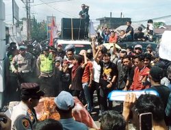 Relawan Silampari Gelar Aksi Damai Depan Halaman Polres Lubuk Linggau dan Kejari Kota Lubuk Linggau