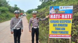 Demi Keselamatan Pengendara, Satlantas Polres Musi Rawas Pasang Spanduk Hati-Hati Jembatan Tanpa Pembatas
