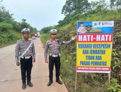 Demi Keselamatan Pengendara, Satlantas Polres Musi Rawas Pasang Spanduk Hati-Hati Jembatan Tanpa Pembatas