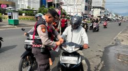 Jelang HUT RI ke-80, Satsamapta Polres Lubuk Linggau Bagikan Bendera Merah Putih Secara Gratis Kepada Para Pengguna Jalan