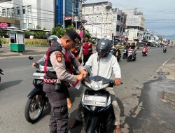 Jelang HUT RI ke-80, Satsamapta Polres Lubuk Linggau Bagikan Bendera Merah Putih Secara Gratis Kepada Para Pengguna Jalan