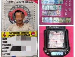 Saku Celana Tersangka ( Y ) Digeledah Dan Didapati 2,20 Gram Sabu Serta Uang Tunai Diduga Hasil Penjualan Narkoba