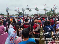 Lomba Panjat Pinang HUT RI ke-80, di Lapangan Eks Pemda Musi Rawas, Polsek Linggau Timur l Polres Lubuk Linggau Berhasil Menjaga Keamanan dan Ketertiban