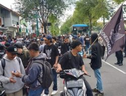 Massa Aksi Front Mahasiswa Jogja Gelar Unjuk Rasa Damai di DPRD DIY